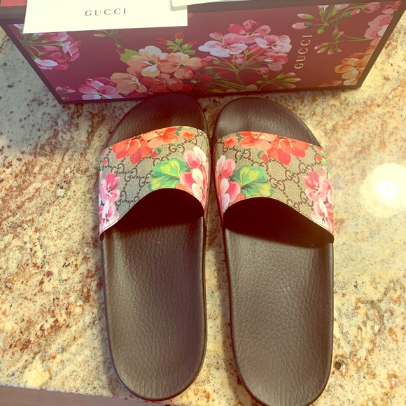 gucci bloom flip flops